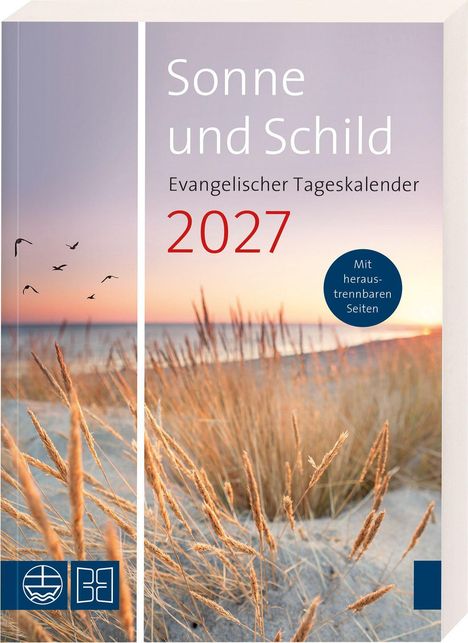 „Sonne und Schild: Evangelischer Tageskalender 2027“ vor Dünenlandschaft bei Sonnenuntergang, mit fliegenden Vögeln.