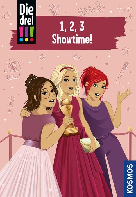 „1, 2, 3 Showtime!“ Drei Mädchen in Abendkleidern posieren fröhlich mit einer Trophäe.