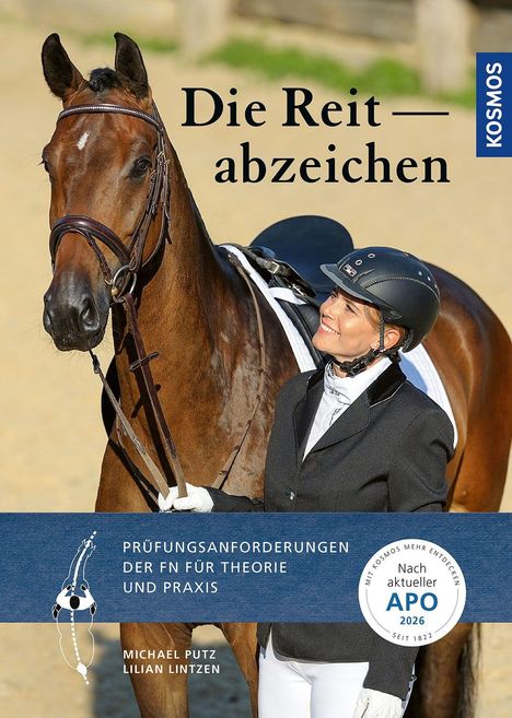 „Die Reitabzeichen“ steht auf einem Buchcover mit einem Pferd und einer Reiterin in eleganter Kleidung.