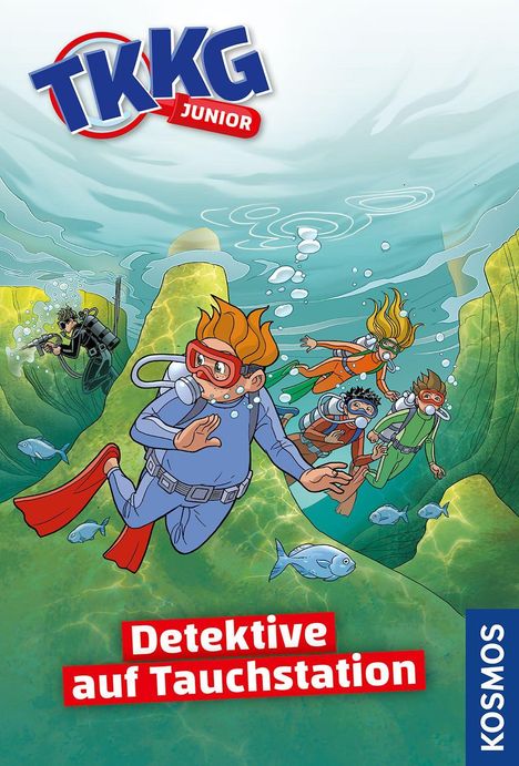 "Detektive auf Tauchstation", TKKG Junior Logo. Illustration von vier Kindern beim Tauchen, Fisch und Taucher mit Kamera.