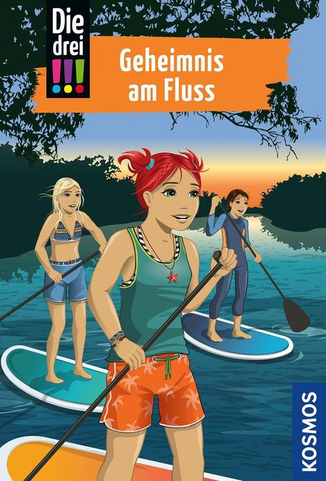 „Die drei !!! Geheimnis am Fluss“. Illustration: Drei Mädchen paddeln auf einem Fluss bei Sonnenuntergang.