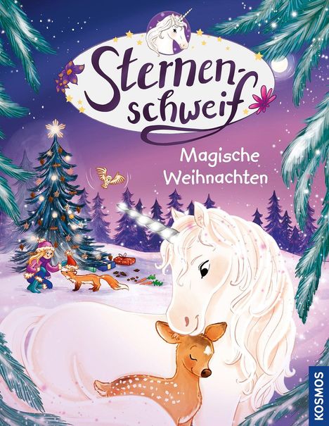 „Sternenschweif: Magische Weihnachten“. Ein Einhorn mit einem Reh, ein Weihnachtsbaum und Geschenke in verschneitem Wald.