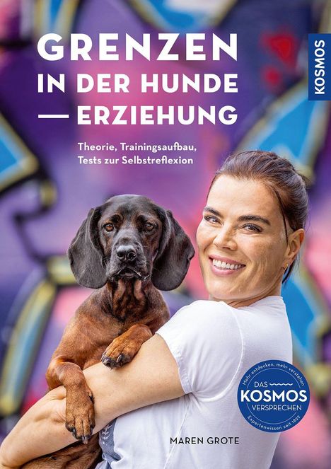 „GRENZEN IN DER HUNDEERZIEHUNG“ oben, Frau lächelt, hält Hund. Bunte Wand im Hintergrund.