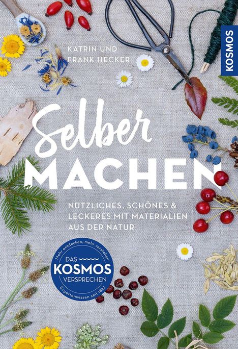 „Selber machen“ in großer Schrift, umgeben von Naturmaterialien wie Blumen, Beeren und einer Schere auf Leinen.