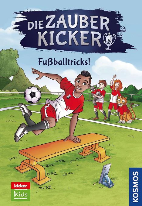 Titel: "Die Zauber Kicker – Fußballtricks!". Ein Junge macht einen Fußballtrick auf einer Bank. Weitere Kinder und eine Katze jubeln.
