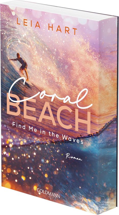"Coral Beach: Find Me in the Waves" von Leia Hart, Roman. Surfer auf schimmernder Welle bei Sonnenuntergang.