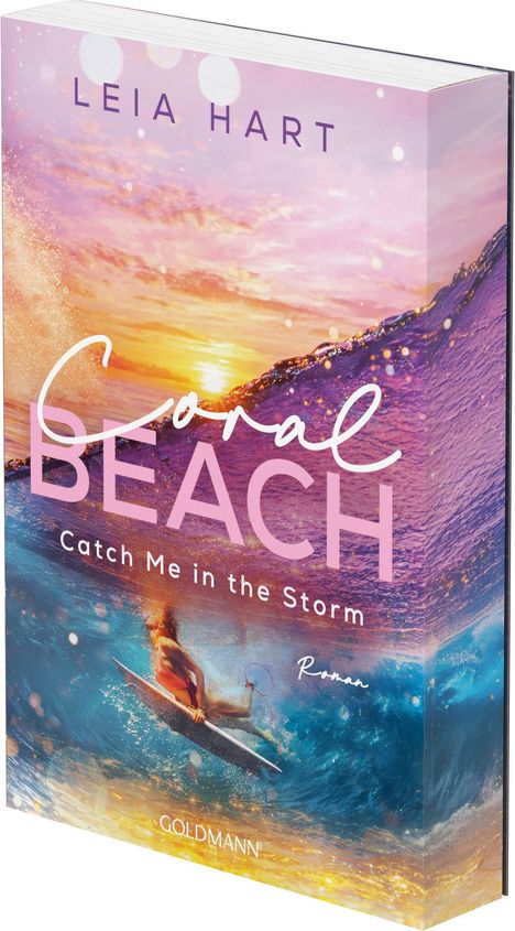 "Coral Beach: Catch Me in the Storm" von Leia Hart, Roman. Surfer reitet eine farbenfrohe Welle bei Sonnenuntergang.