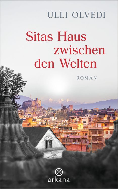 "Sitas Haus zwischen den Welten" von Ulli Olvedi. Stadtansicht mit Häusern und Bergen, unten ein arkana-Logo.