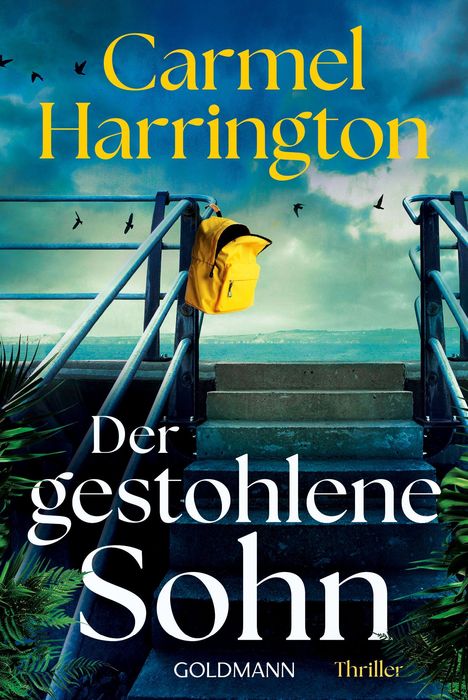 Text: „Carmel Harrington. Der gestohlene Sohn. GOLMANN Thriller.” Oben eine Treppe, gelber Rucksack, Meer im Hintergrund.