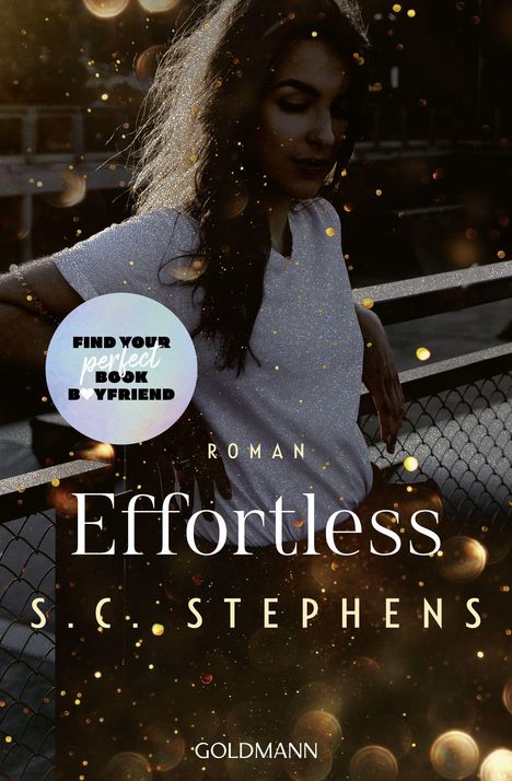 "Find your perfect book boyfriend" steht in einem Kreis. Titel: "Effortless", Autor: S.C. Stephens. Frau im Lichteffekt.