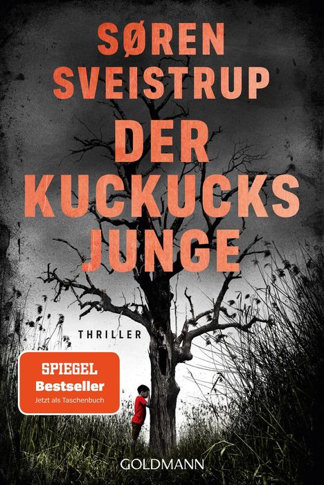 "Søren Sveistrup: Der Kuckucksjunge. Thriller. Spiegel Bestseller. Ein kahler Baum, Junge in Rot lehnt daran."