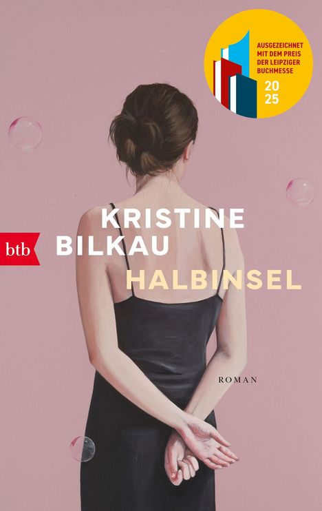 Texte: "Kristine Bilkau", "Halbinsel", "Roman", "Ausgezeichnet mit dem Preis der Leipziger Buchmesse 2025". 

Eine Frau im schwarzen Kleid, von hinten gezeigt, mit rosa Hintergrund und Seifenblasen.