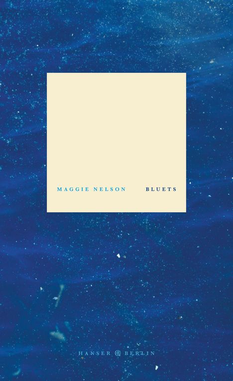 Text: "Maggie Nelson, Bluets." Gelbes Rechteck vor blauem Hintergrund mit weißen Flecken.