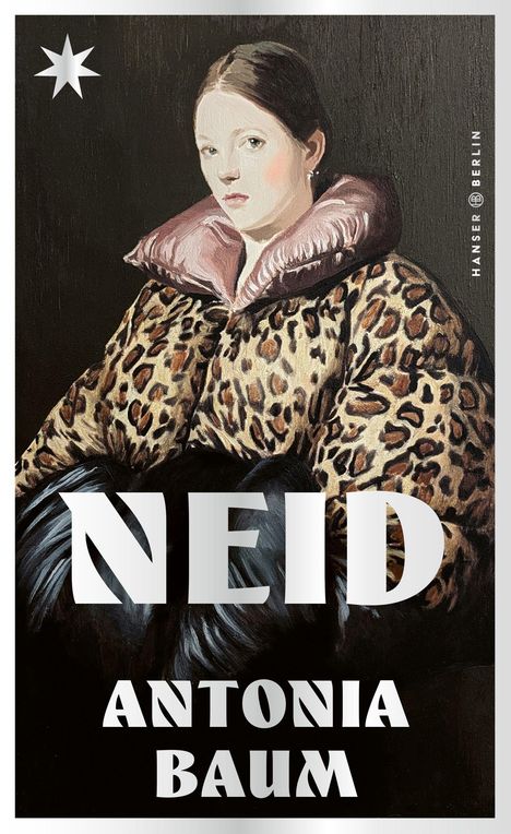 "NEID ANTONIA BAUM" in großen Buchstaben. Eine Frau in einem Leopardenmantel mit rosa Kragen. Eine Illustration.