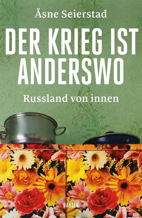 Text: "Åsne Seierstad DER KRIEG IST ANDERSWO Russland von innen HANser". Eine bunte Blumenverzierung unter einem Topf.