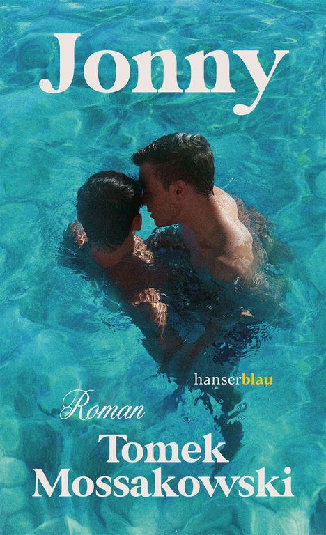 "Jonny", "Roman", "Tomek Mossakowski", "hanserblau". Zwei Männer eng umschlungen in klarem, blauem Wasser.