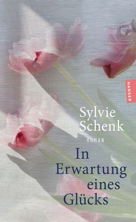 Text: „Sylvie Schenk, ROMAN, In Erwartung eines Glücks, HANSER.“ Illustration: Rosa Tulpen vor einem lichtdurchfluteten Hintergrund.