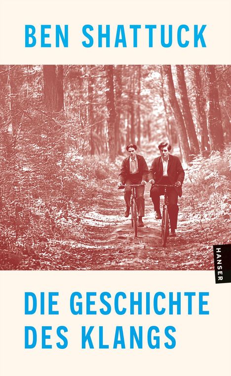 Text: „BEN SHATTUCK DIE GESCHICHTE DES KLANGS“. Zwei Personen radeln auf einem Waldweg.