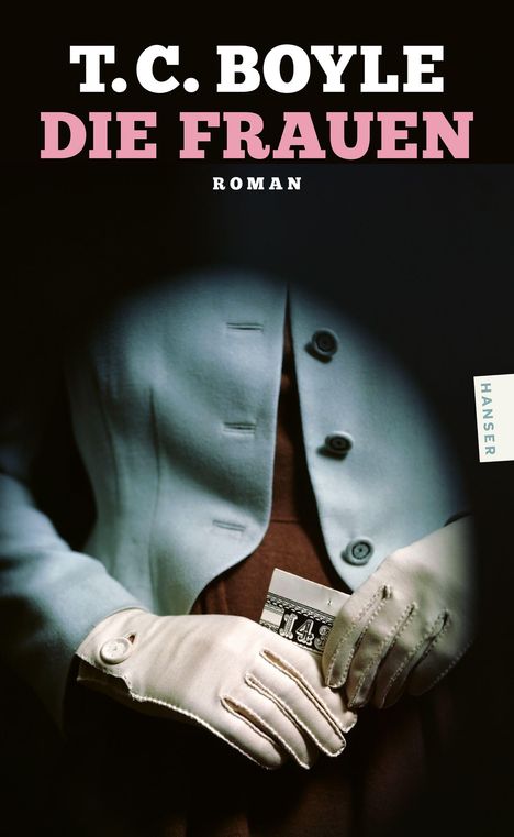 T.C. BOYLE DIE FRAUEN ROMAN. Frau in blauem Mantel und Handschuhen, hält ein Ticket oder Papier in den Händen.