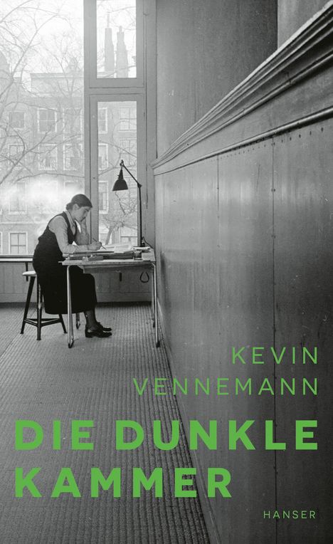 Text: "Kevin Vennemann, Die Dunkle Kammer, Hanser". Schwarz-Weiß-Foto, Frau an einem Tisch, großes Fenster, winterliche Bäume.