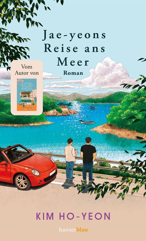 Buchtitel: "Jae-yeons Reise ans Meer". Zwei Personen und rotes Auto vor blauem Meer mit Bäumen und Hügeln.