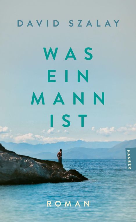"DAVID SZALAY WAS EIN MANN IST ROMAN". Mensch steht auf Felsen am Meer; bergige Landschaft im Hintergrund.