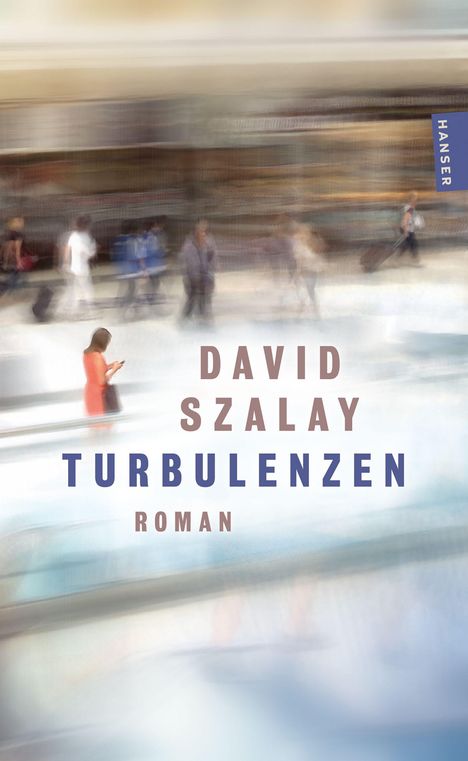 "DAVID SZALAY TURBULENZEN ROMAN" in großen Buchstaben. Verschwommene Szene eines Flughafens mit Menschen in Bewegung.