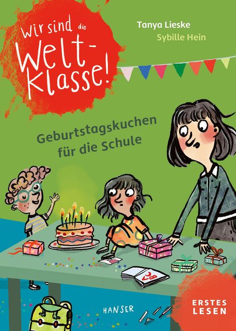„wir sind die Welt-Klasse! Geburtstagskuchen für die Schule“. Drei Kinder mit Kuchen und Geschenken am Tisch.
