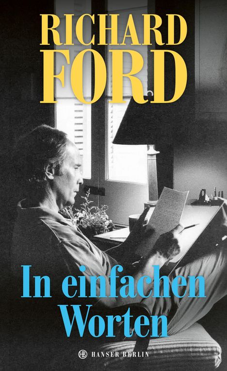 Text: "Richard Ford, In einfachen Worten, Hanser Berlin." Ein Mann schreibt an einem Schreibtisch, Pflanzen im Hintergrund.