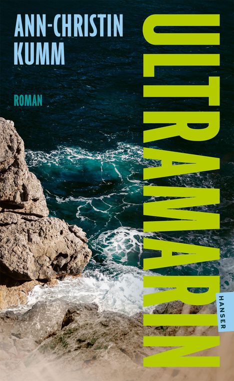 "Ann-Christin Kumm, Roman, Ultramarin, Hanser." Eine felsige Küste an einem tiefblauen, welligen Meer.