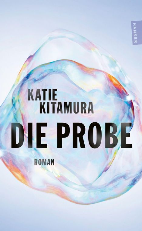 „Katie Kitamura, Die Probe, Roman“. Weiche, schillernde Farben in einem abstrakten Design.