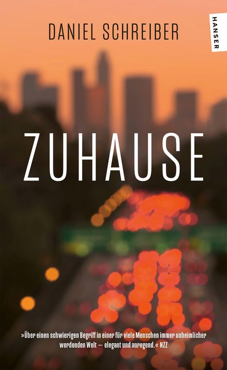 „Daniel Schreiber“, „Zuhause“, „Hanser“. Unscharfe Lichter in Rot- und Orangetönen, Silhouette einer Stadt im Hintergrund.