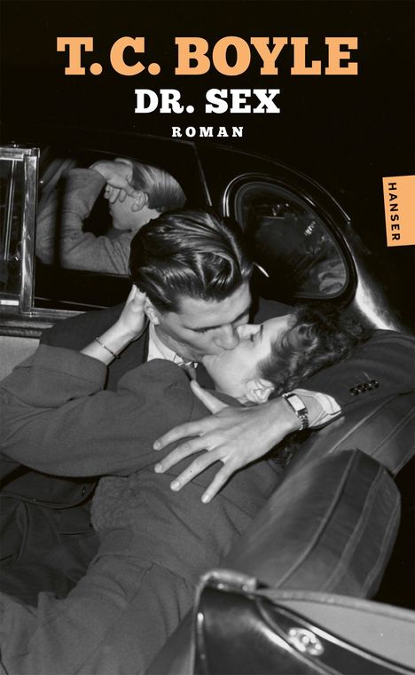 Text: "T.C. BOYLE DR. SEX ROMAN HANSER". Schwarz-Weiß-Foto eines sich küssenden Paares im Auto.