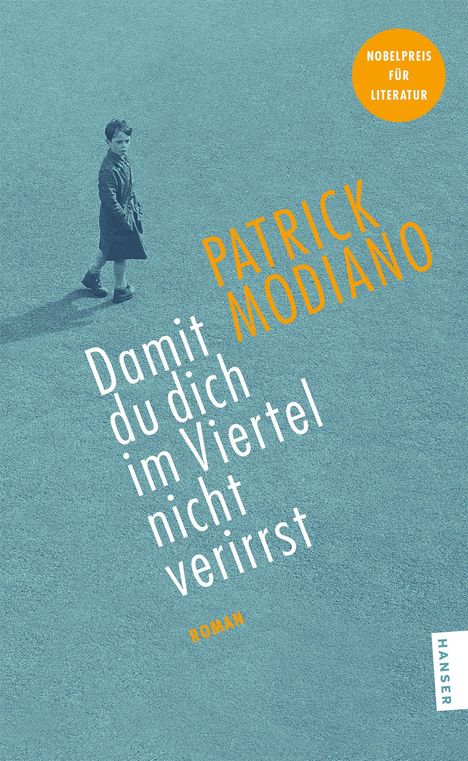 Titel: "Damit du dich im Viertel nicht verirrst". Autor: Patrick Modiano. Eine Person geht über eine blaue Fläche.