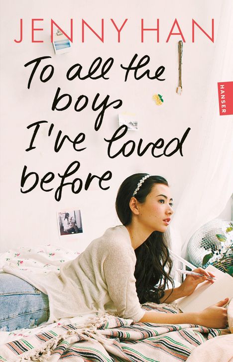 Der Text lautet: "JENNY HAN, To all the boys I've loved before." Eine Frau liegt nachdenklich auf einem Bett und schreibt.