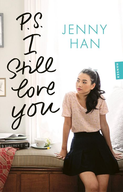 Texte: "P.S. I Still Love You", "JENNY HAN", "HANSER". Eine Frau in rosa Bluse sitzt, Bücher und Tasse neben ihr.