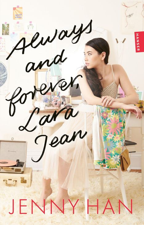 "Always and forever, Lara Jean" in schwarzer Schrift. Eine Frau sitzt an einem Schreibtisch in einem Zimmer.
