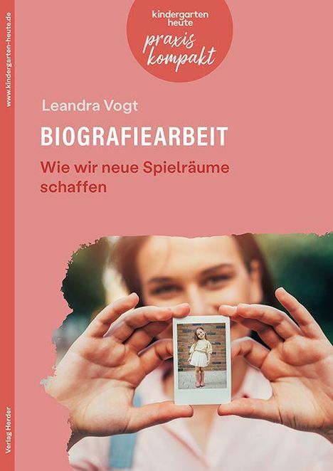 "Leandra Vogt, BIOGRAFIEARBEIT, Wie wir neue Spielräume schaffen." Frau hält Polaroid eines Kindes.