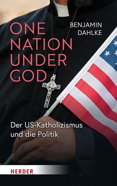 "ONE NATION UNDER GOD" und "Der US-Katholizismus und die Politik" stehen vor einem Priester mit Kreuz und US-Flagge.