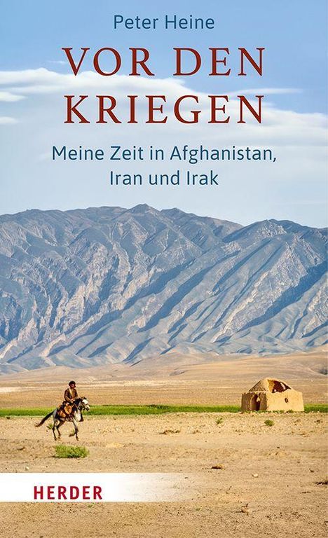 Text: Peter Heine, VOR DEN KRIEGEN, Meine Zeit in Afghanistan, Iran und Irak, HERDER. Mann auf Pferd in Wüstenlandschaft.