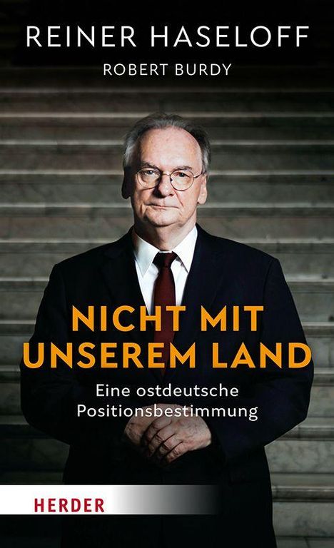 „NICHT MIT UNSEREM LAND – Eine ostdeutsche Positionsbestimmung“ steht auf dem Cover. Eine Person im Anzug mit Krawatte.