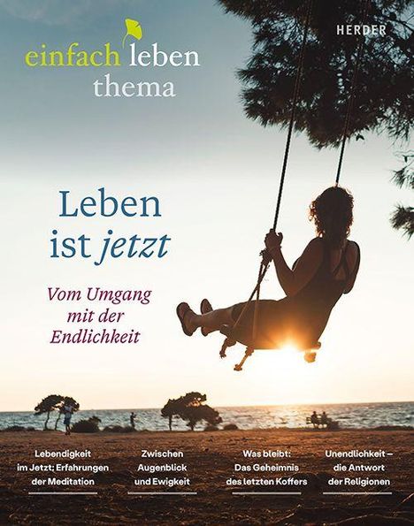 "Leben ist jetzt. Vom Umgang mit der Endlichkeit." Frau schaukelt vor Meer und Bäumen.