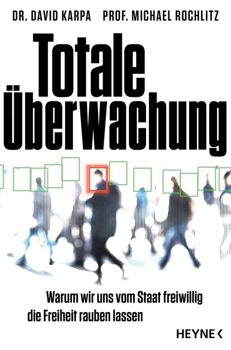 "Totale Überwachung" steht in großer Schrift. Verschwommene Menschen im Hintergrund mit Kästchen um ihre Köpfe.