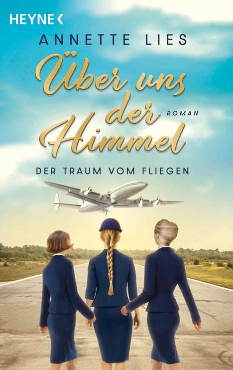 "Über uns der Himmel. Der Traum vom Fliegen" steht in verspielten Buchstaben. Drei Frauen in blauen Uniformen schauen einem Flugzeug nach.