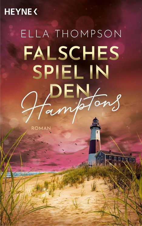 "Falsches Spiel in den Hamptons" von Ella Thompson. Ein Leuchtturm am Strand bei rosa-rot gefärbtem Himmel.