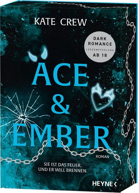 „ACE & EMBER“ und „SIE IST DAS FEUER. UND ER WILL BRENNEN.“ sind in Blau auf einem dunklen Hintergrund mit Ketten abgebildet.
