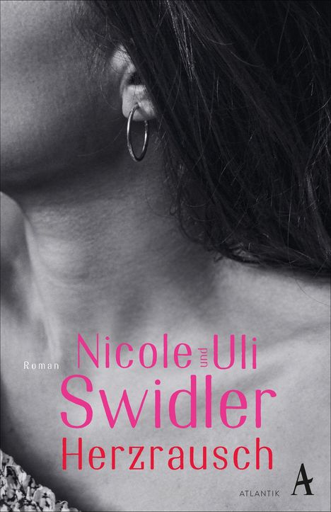 Texte: "Nicole und Uli Swidler Herzrausch", "Roman". Schwarz-Weiß-Foto von Frau mit Ohrring, schulterlanges Haar.