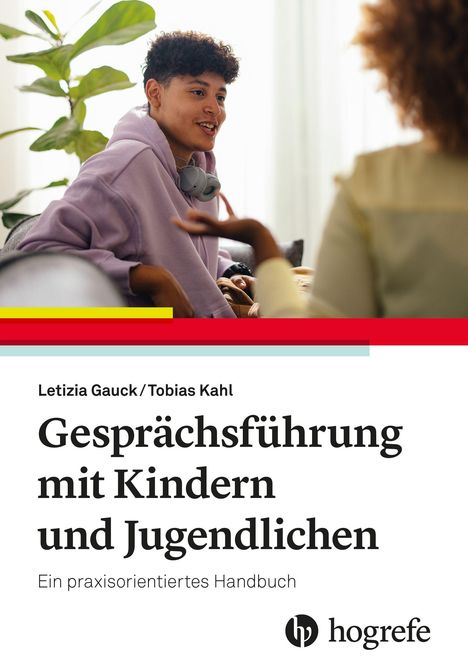 „Gesprächsführung mit Kindern und Jugendlichen“. Jugendlicher in lila Hoodie hört einem Erwachsenen zu.