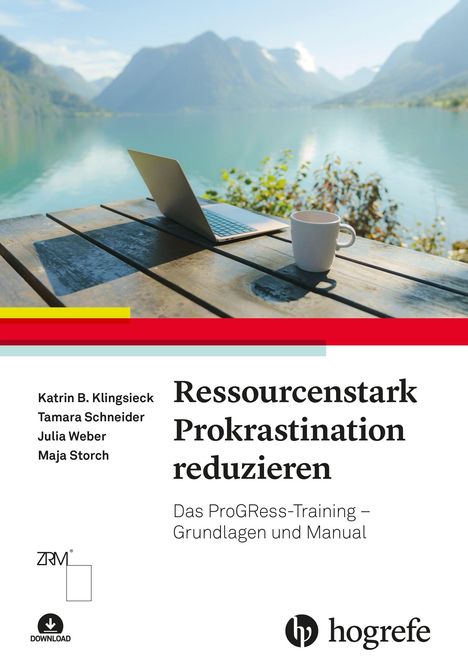 Text: "Ressourcenstark Prokrastination reduzieren." Laptop und Tasse auf einem Tisch vor Bergsee.