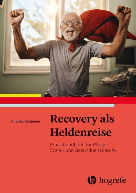 „Recovery als Heldenreise“. Ein älterer Mann mit rotem Umhang und Brille jubelt fröhlich.